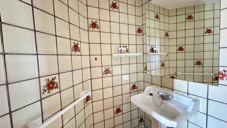 Bathroom with showertub Type 2+2 Apartment 