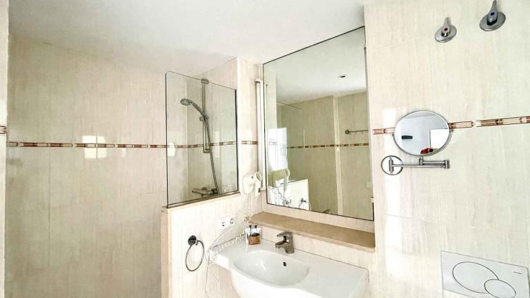 Bathroom with Shower TinaMar Komfort 2+2 Apartment
